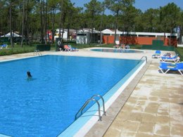 Camping Pas Cher vous présente avec son site Officiel campingpascher.fr, le Camping Gala classé 3 étoiles, situé sur la commune de Figueira Da Foz dans le département Centre Du Portugal (Centre Du Portugal) au Portugal. Le camping Gala, vous présente un hébergement de type bungalow de 21 m² et télévision. Le camping Gala vous propose du sam. 13 décembre au sam. 20 décembre 2025 avec un DÉPART DEMAIN pour 7 nuits à 406€. Cette location propose 11 dates différentes pour réserver votre séjour. Découvrez également les 3 autres gammes d'hébergements du camping. Les Avis clients pour le Camping Gala sont de 7 sur 10. MerRivière, Piscine extérieure, Animations familiales, Aire de jeux enfants, Canoë-kayak, Court de tennis, Cyclisme, Golf, Parcours sportif, Ping-pong, Planche à voile, Plongée, Salle de jeux vidéo, Surf, Voile, Bar, Dépôt de pain, Snack/Bar, Épicerie,... En savoir plus : cliquez-ICI.