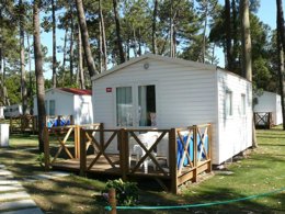 Camping Pas Cher vous présente avec son site Officiel campingpascher.fr, le Camping Mira, situé sur la commune de Mira dans le département Centre Du Portugal (Centre Du Portugal) au Portugal. Le camping Mira vous propose un hébergement de type bungalow de 26 m² pour 2 personnes. L'établissement vous propose 2 autres types d'hébergements. Découvrez tous nos séjours à petits prix dans la commune et aux alentours de Mira du département : Centre Du Portugal (Centre Du Portugal). Animations familiales, Club enfants, Aire de jeux enfants, Canoë-kayak, Cyclisme, Ping-pong, Planche à voile, Randonnée, Ski nautique, Voile, Bar, Snack/Bar, Supermarché,... En savoir plus : cliquez-ICI.