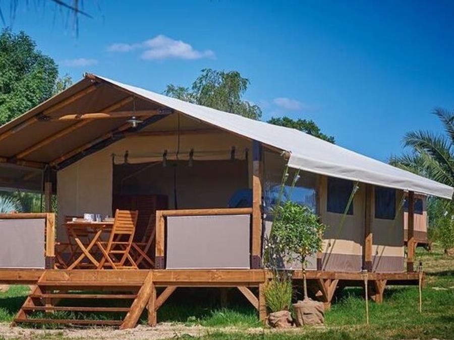 Camping Pas Cher vous présente avec son site Officiel campingpascher.fr, le Camping Clos Mer Et Nature classé 3 étoiles, situé sur la commune de Saint Michel Chef Chef dans le département Loire-atlantique (Pays De La Loire) en France. Le camping Clos Mer Et Nature vous propose un hébergement de type tente en toile et bois de 35 m² pour 5 personnes. L'établissement vous propose 12 autres types d'hébergements. Découvrez tous nos séjours à petits prix dans la commune et aux alentours de Saint Michel Chef Chef du département : Loire-atlantique (Pays De La Loire). Les Avis clients pour le Camping Clos Mer Et Nature sont de 7 sur 10. LacMerÉtang, Piscine chauffée, Piscine extérieure, Animations familiales, Club enfants, Aire de jeux enfants, Cyclisme, Pétanque, Randonnée, Trampoline, Voile, kiteSurf, Bar, Pizzeria, Plats à emporter, Snack/Bar, Supermarché,... En savoir plus : cliquez-ICI.