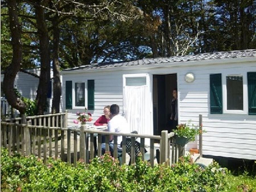 Camping Pas Cher vous présente avec son site Officiel campingpascher.fr, le Camping Clos Mer Et Nature classé 3 étoiles, situé sur la commune de Saint Michel Chef Chef dans le département Loire-atlantique (Pays De La Loire) en France. Le camping Clos Mer Et Nature, vous présente un hébergement de type mobil-home de 28 m² pour 4 personnes. Le camping Clos Mer Et Nature vous propose du mardi 09 juin au mardi 16 juin 2026, en promotion à -10% pour 7 nuits à 293,40 € au lieu de 326,0 € soit une Économie de 32,60 €. Cette location propose 57 dates différentes pour réserver votre séjour. Découvrez également les 10 autres gammes d'hébergements du camping. Les Avis clients pour le Camping Clos Mer Et Nature sont de 7 sur 10. LacMerÉtang, Piscine chauffée, Piscine extérieure, Animations familiales, Club enfants, Aire de jeux enfants, Cyclisme, Pétanque, Randonnée, Trampoline, Voile, kiteSurf, Bar, Pizzeria, Plats à emporter, Snack/Bar, Supermarché,... En savoir plus : cliquez-ICI.