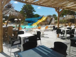 Camping Pas Cher vous présente avec son site Officiel campingpascher.fr, le Camping Clos Mer Et Nature classé 3 étoiles, situé sur la commune de Saint Michel Chef Chef dans le département Loire-atlantique (Pays De La Loire) en France. Le camping Clos Mer Et Nature vous propose un hébergement de type mobil-home de 36 m² pour 2 personnes. L'établissement vous propose 12 autres types d'hébergements. Découvrez tous nos séjours à petits prix dans la commune et aux alentours de Saint Michel Chef Chef du département : Loire-atlantique (Pays De La Loire). Les Avis clients pour le Camping Clos Mer Et Nature sont de 7 sur 10. LacMerÉtang, Piscine chauffée, Piscine extérieure, Animations familiales, Club enfants, Aire de jeux enfants, Cyclisme, Pétanque, Randonnée, Trampoline, Voile, kiteSurf, Bar, Pizzeria, Plats à emporter, Snack/Bar, Supermarché,... En savoir plus : cliquez-ICI.