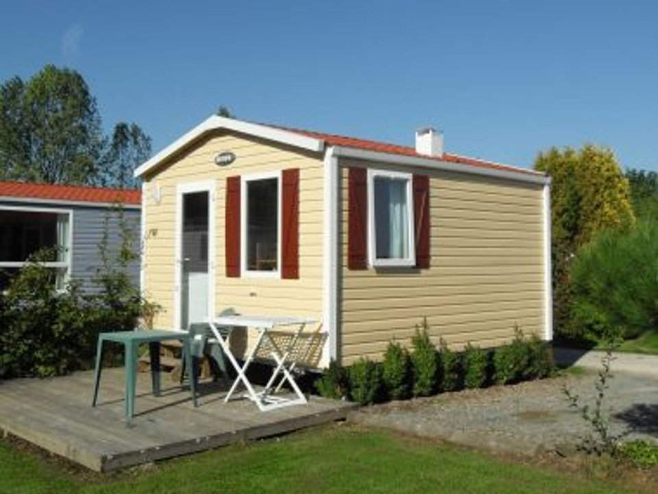 Camping Pas Cher vous présente avec son site Officiel campingpascher.fr, le Camping Le Marqueval classé 4 étoiles, situé sur la commune de Hautot Sur Mer dans le département Seine-maritime (Haute Normandie) en France. Le camping Le Marqueval vous propose un hébergement de type mobil-home de 16 m² pour 2 personnes. L'établissement vous propose 15 autres types d'hébergements. Découvrez tous nos séjours à petits prix dans la commune et aux alentours de Hautot Sur Mer du département : Seine-maritime (Haute Normandie). Les Avis clients pour le Camping Le Marqueval sont excellents avec une note moyenne de 8 sur 10. Parc aquatique, Piscine chauffée, Piscine extérieure, Animations familiales, Aire de jeux enfants, Baby-foot, Canoë-kayak, Centre équestre, Court de tennis, Golf, Ping-pong, Piscine, Plongée, Pétanque, Structure gonflable enfants, Surf, Terrain multisports, Bar, Dépôt de pain, Pizzeria, Plats à emporter, Snack/Bar, Supermarché, Épicerie,... En savoir plus : cliquez-ICI.