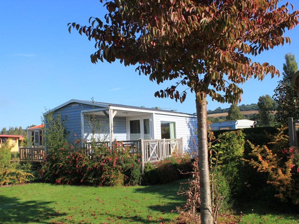 Camping Pas Cher vous présente avec son site Officiel campingpascher.fr, le Camping Le Marqueval classé 4 étoiles, situé sur la commune de Hautot Sur Mer dans le département Seine-maritime (Haute Normandie) en France. Le camping Le Marqueval vous propose un hébergement de type mobil-home de 25 m² pour 2 personnes (télévision). L'établissement vous propose 12 autres types d'hébergements. Découvrez tous nos séjours à petits prix dans la commune et aux alentours de Hautot Sur Mer du département : Seine-maritime (Haute Normandie). Les Avis clients pour le Camping Le Marqueval sont excellents avec une note moyenne de 8 sur 10. Parc aquatique, Piscine chauffée, Piscine extérieure, Animations familiales, Aire de jeux enfants, Baby-foot, Canoë-kayak, Centre équestre, Court de tennis, Golf, Ping-pong, Piscine, Plongée, Pétanque, Structure gonflable enfants, Surf, Terrain multisports, Bar, Dépôt de pain, Pizzeria, Plats à emporter, Snack/Bar, Supermarché, Épicerie,... En savoir plus : cliquez-ICI.