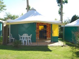 Camping Pas Cher vous présente avec son site Officiel campingpascher.fr, le Camping Le Mont-Viron classé 3 étoiles, situé sur la commune de Montviron dans le département Manche (Basse Normandie) en France. Le camping Le Mont-Viron, vous présente un hébergement de type bungalow toilé de 25 m² pour 2 personnes. Le camping Le Mont-Viron vous propose du sam. 22 août au sam. 29 août 2026 pour 7 nuits à 260€. Cette location propose 10 dates différentes pour réserver votre séjour. Découvrez également les 5 autres gammes d'hébergements du camping. Les Avis clients pour le Camping Le Mont-Viron sont excellents avec une note moyenne de 8 sur 10. Aire de jeux enfants, Centre équestre, Ping-pong, Pétanque, Randonnée, Structure gonflable enfants, Boulangerie, Restaurant,... En savoir plus : cliquez-ICI.