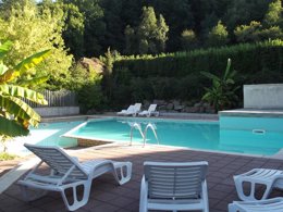 Camping Pas Cher vous présente avec son site Officiel campingpascher.fr, le Camping L'Eau Vive classé 4 étoiles, situé sur la commune de Carennac dans le département Lot (Midi Pyrénées) en France. Le camping L'Eau Vive vous propose un hébergement de type mobil-home de 29 m². L'établissement vous propose 5 autres types d'hébergements. Découvrez tous nos séjours à petits prix dans la commune et aux alentours de Carennac du département : Lot (Midi Pyrénées). Les Avis clients pour le Camping L'Eau Vive sont de 7 sur 10. Piscine extérieure, Animations familiales, Club enfants, Aire de jeux enfants, Baby-foot, Canoë-kayak, Centre équestre, Cyclisme, Golf, Parcours sportif, Ping-pong, Piscine, Pétanque, Randonnée, Structure gonflable enfants, Terrain de football, Terrain de volley-ball, Terrain multisports, Bar, Dépôt de pain, Plats à emporter, Snack/Bar, Supermarché,... En savoir plus : cliquez-ICI.