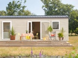 Camping Pas Cher vous présente avec son site Officiel campingpascher.fr, le Camping L'Eau Vive classé 4 étoiles, situé sur la commune de Carennac dans le département Lot (Midi Pyrénées) en France. Le camping L'Eau Vive, vous présente un hébergement de type mobil-home de 43 m². Le camping L'Eau Vive vous propose du sam. 06 juin au sam. 13 juin 2026 pour 7 nuits à 665€. Cette location propose 100 dates différentes pour réserver votre séjour. Découvrez également les 5 autres gammes d'hébergements du camping. Les Avis clients pour le Camping L'Eau Vive sont de 7 sur 10. Piscine extérieure, Animations familiales, Club enfants, Aire de jeux enfants, Baby-foot, Canoë-kayak, Centre équestre, Cyclisme, Golf, Parcours sportif, Ping-pong, Piscine, Pétanque, Randonnée, Structure gonflable enfants, Terrain de football, Terrain de volley-ball, Terrain multisports, Bar, Dépôt de pain, Plats à emporter, Snack/Bar, Supermarché,... En savoir plus : cliquez-ICI.