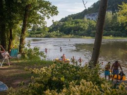 Camping Pas Cher vous présente avec son site Officiel campingpascher.fr, le Camping L'Eau Vive classé 4 étoiles, situé sur la commune de Carennac dans le département Lot (Midi Pyrénées) en France. Le camping L'Eau Vive vous propose un hébergement de type mobil-home de 29 m². L'établissement vous propose 5 autres types d'hébergements. Découvrez tous nos séjours à petits prix dans la commune et aux alentours de Carennac du département : Lot (Midi Pyrénées). Les Avis clients pour le Camping L'Eau Vive sont de 7 sur 10. Piscine extérieure, Animations familiales, Club enfants, Aire de jeux enfants, Baby-foot, Canoë-kayak, Centre équestre, Cyclisme, Golf, Parcours sportif, Ping-pong, Piscine, Pétanque, Randonnée, Structure gonflable enfants, Terrain de football, Terrain de volley-ball, Terrain multisports, Bar, Dépôt de pain, Plats à emporter, Snack/Bar, Supermarché,... En savoir plus : cliquez-ICI.