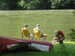 Camping Pas Cher vous présente avec son site Officiel campingpascher.fr, le Camping L'Eau Vive classé 4 étoiles, situé sur la commune de Carennac dans le département Lot (Midi Pyrénées) en France. Le camping L'Eau Vive vous propose un hébergement de type mobil-home de 36 m². L'établissement vous propose 6 autres types d'hébergements. Découvrez tous nos séjours à petits prix dans la commune et aux alentours de Carennac du département : Lot (Midi Pyrénées). Les Avis clients pour le Camping L'Eau Vive sont de 7 sur 10. Piscine extérieure, Animations familiales, Club enfants, Aire de jeux enfants, Baby-foot, Canoë-kayak, Centre équestre, Cyclisme, Golf, Parcours sportif, Ping-pong, Piscine, Pétanque, Randonnée, Structure gonflable enfants, Terrain de football, Terrain de volley-ball, Terrain multisports, Bar, Dépôt de pain, Plats à emporter, Snack/Bar, Supermarché,... En savoir plus : cliquez-ICI.