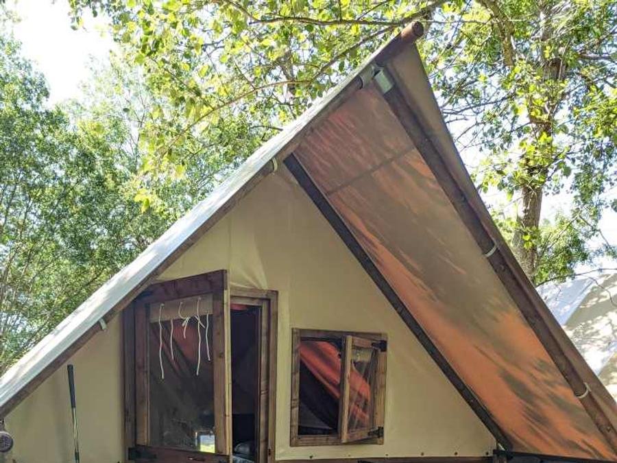 Camping Pas Cher vous présente avec son site Officiel campingpascher.fr, le Camping De Lanven classé 3 étoiles, situé sur la commune de Plomeur dans le département Finistère (Bretagne) en France. Le camping De Lanven, vous présente un hébergement de type maison de campagne de 20 m². Le camping De Lanven vous propose du sam. 20 juin au sam. 27 juin 2026, en promotion à -20% pour 7 nuits à 207,20 € au lieu de 259,0 € soit une Économie de 51,80 €. Cette location propose 76 dates différentes pour réserver votre séjour. Découvrez également les 14 autres gammes d'hébergements du camping. Les Avis clients pour le Camping De Lanven sont excellents avec une note moyenne de 8 sur 10. Animations familiales, Aire de jeux enfants, Centre équestre, Ping-pong, Pétanque, Surf, Terrain de volley-ball, Bar, Créperie, Dépôt de pain, Snack/Bar, Supermarché, Épicerie,... En savoir plus : cliquez-ICI.