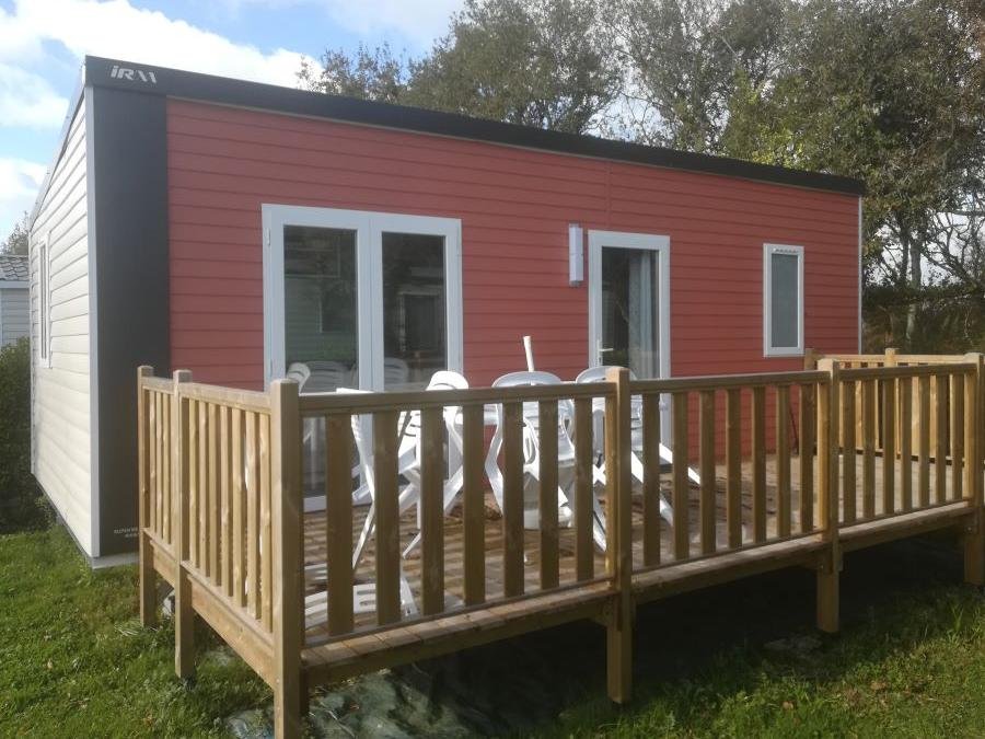 Camping Pas Cher vous présente avec son site Officiel campingpascher.fr, le Camping De Lanven classé 3 étoiles, situé sur la commune de Plomeur dans le département Finistère (Bretagne) en France. Le camping De Lanven, vous présente un hébergement de type mobil-home de 26 m² et télévision. Le camping De Lanven vous propose du dimanche 06 septembre au dimanche 13 septembre 2026, en promotion à -20% pour 7 nuits à 241,60 € au lieu de 302,0 € soit une Économie de 60,40 €. Cette location propose 77 dates différentes pour réserver votre séjour. Découvrez également les 14 autres gammes d'hébergements du camping. Les Avis clients pour le Camping De Lanven sont excellents avec une note moyenne de 8 sur 10. Animations familiales, Aire de jeux enfants, Centre équestre, Ping-pong, Pétanque, Surf, Terrain de volley-ball, Bar, Créperie, Dépôt de pain, Snack/Bar, Supermarché, Épicerie,... En savoir plus : cliquez-ICI.