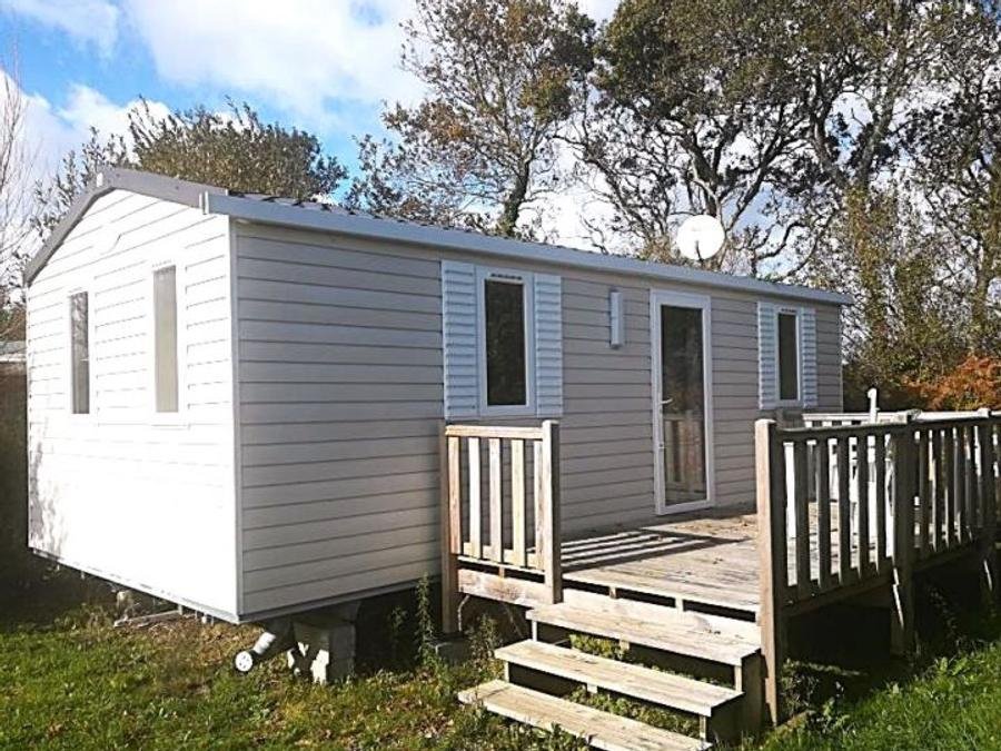Camping Pas Cher vous présente avec son site Officiel campingpascher.fr, le Camping De Lanven classé 3 étoiles, situé sur la commune de Plomeur dans le département Finistère (Bretagne) en France. Le camping De Lanven, vous présente un hébergement de type mobil-home de 29 m² et télévision. Le camping De Lanven vous propose du dimanche 06 septembre au dimanche 13 septembre 2026, en promotion à -20% pour 7 nuits à 241,60 € au lieu de 302,0 € soit une Économie de 60,40 €. Cette location propose 59 dates différentes pour réserver votre séjour. Découvrez également les 14 autres gammes d'hébergements du camping. Les Avis clients pour le Camping De Lanven sont excellents avec une note moyenne de 8 sur 10. Animations familiales, Aire de jeux enfants, Centre équestre, Ping-pong, Pétanque, Surf, Terrain de volley-ball, Bar, Créperie, Dépôt de pain, Snack/Bar, Supermarché, Épicerie,... En savoir plus : cliquez-ICI.
