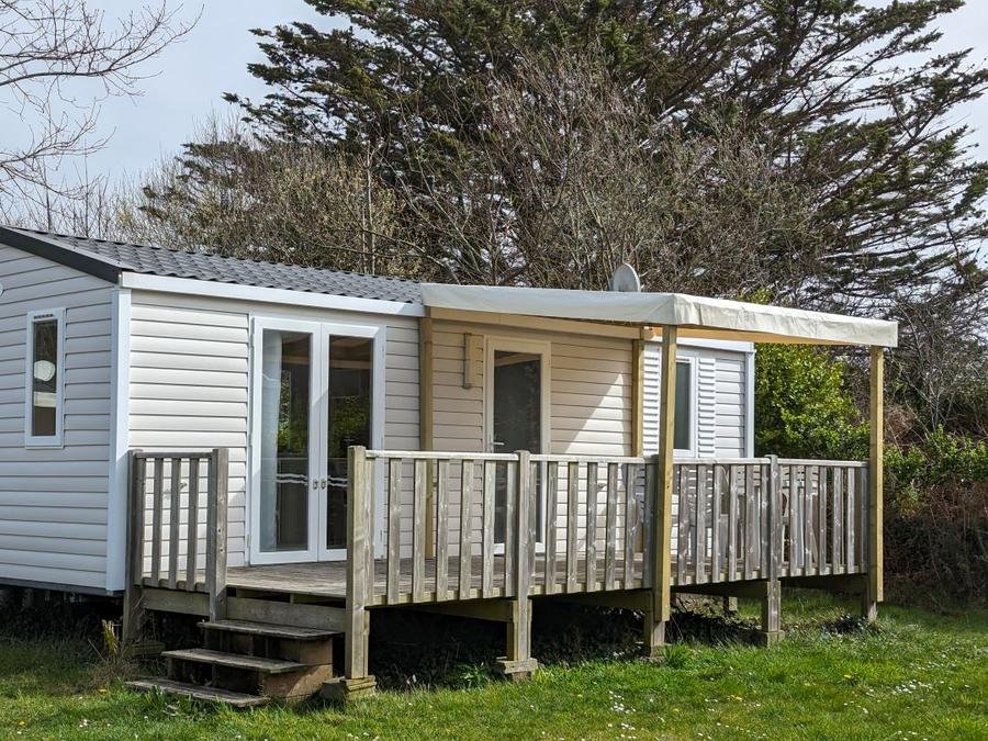 Camping Pas Cher vous présente avec son site Officiel campingpascher.fr, le Camping De Lanven classé 3 étoiles, situé sur la commune de Plomeur dans le département Finistère (Bretagne) en France. Le camping De Lanven, vous présente un hébergement de type mobil-home de 33 m² et télévision. Le camping De Lanven vous propose du vendredi 19 juin au vendredi 26 juin 2026, en promotion à -20% pour 7 nuits à 258,40 € au lieu de 323,0 € soit une Économie de 64,60 €. Cette location propose 82 dates différentes pour réserver votre séjour. Découvrez également les 14 autres gammes d'hébergements du camping. Les Avis clients pour le Camping De Lanven sont excellents avec une note moyenne de 8 sur 10. Animations familiales, Aire de jeux enfants, Centre équestre, Ping-pong, Pétanque, Surf, Terrain de volley-ball, Bar, Créperie, Dépôt de pain, Snack/Bar, Supermarché, Épicerie,... En savoir plus : cliquez-ICI.