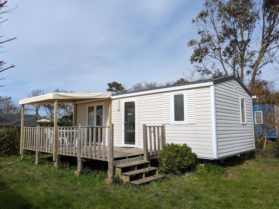 Camping Pas Cher vous présente avec son site Officiel campingpascher.fr, le Camping De Lanven classé 3 étoiles, situé sur la commune de Plomeur dans le département Finistère (Bretagne) en France. Le camping De Lanven, vous présente un hébergement de type mobil-home de 30 m² et télévision. Le camping De Lanven vous propose du sam. 13 juin au sam. 20 juin 2026, en promotion à -20% pour 7 nuits à 263,20 € au lieu de 329,0 € soit une Économie de 65,80 €. Cette location propose 72 dates différentes pour réserver votre séjour. Découvrez également les 14 autres gammes d'hébergements du camping. Les Avis clients pour le Camping De Lanven sont excellents avec une note moyenne de 8 sur 10. Animations familiales, Aire de jeux enfants, Centre équestre, Ping-pong, Pétanque, Surf, Terrain de volley-ball, Bar, Créperie, Dépôt de pain, Snack/Bar, Supermarché, Épicerie,... En savoir plus : cliquez-ICI.
