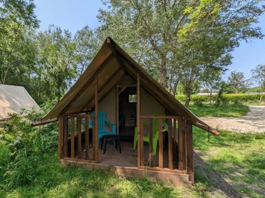 Camping Pas Cher vous présente avec son site Officiel campingpascher.fr, le Camping De Lanven classé 3 étoiles, situé sur la commune de Plomeur dans le département Finistère (Bretagne) en France. Le camping De Lanven, vous présente un hébergement de type tente de 5 m² pour 2 personnes. Le camping De Lanven vous propose du mercredi 24 juin au mercredi 01 juillet 2026, en promotion à -20% pour 7 nuits à 145,60 € au lieu de 182,0 € soit une Économie de 36,40 €. Cette location propose 87 dates différentes pour réserver votre séjour. Découvrez également les 14 autres gammes d'hébergements du camping. Les Avis clients pour le Camping De Lanven sont excellents avec une note moyenne de 8 sur 10. Animations familiales, Aire de jeux enfants, Centre équestre, Ping-pong, Pétanque, Surf, Terrain de volley-ball, Bar, Créperie, Dépôt de pain, Snack/Bar, Supermarché, Épicerie,... En savoir plus : cliquez-ICI.