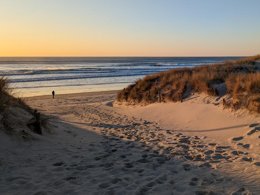 Camping Pas Cher vous présente avec son site Officiel campingpascher.fr, le Camping De Lanven classé 3 étoiles, situé sur la commune de Plomeur dans le département Finistère (Bretagne) en France. Le camping De Lanven, vous présente un hébergement de type mobil-home de 30 m² et télévision. Le camping De Lanven vous propose du lundi 25 mai au lundi 01 juin 2026, en promotion à -15% pour 7 nuits à 263,50 € au lieu de 310,0 € soit une Économie de 46,50 €. Cette location propose 133 dates différentes pour réserver votre séjour. Découvrez également les 12 autres gammes d'hébergements du camping. Les Avis clients pour le Camping De Lanven sont excellents avec une note moyenne de 8 sur 10. Animations familiales, Aire de jeux enfants, Centre équestre, Ping-pong, Pétanque, Surf, Terrain de volley-ball, Bar, Créperie, Dépôt de pain, Snack/Bar, Supermarché, Épicerie,... En savoir plus : cliquez-ICI.