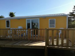 Camping Pas Cher vous présente avec son site Officiel campingpascher.fr, le Camping De Lanven classé 3 étoiles, situé sur la commune de Plomeur dans le département Finistère (Bretagne) en France. Le camping De Lanven, vous présente un hébergement de type mobil-home de 33 m² pour 2 personnes et télévision. Le camping De Lanven vous propose du lundi 25 mai au lundi 01 juin 2026, en promotion à -15% pour 7 nuits à 263,50 € au lieu de 310,0 € soit une Économie de 46,50 €. Cette location propose 133 dates différentes pour réserver votre séjour. Découvrez également les 12 autres gammes d'hébergements du camping. Les Avis clients pour le Camping De Lanven sont excellents avec une note moyenne de 8 sur 10. Animations familiales, Aire de jeux enfants, Centre équestre, Ping-pong, Pétanque, Surf, Terrain de volley-ball, Bar, Créperie, Dépôt de pain, Snack/Bar, Supermarché, Épicerie,... En savoir plus : cliquez-ICI.