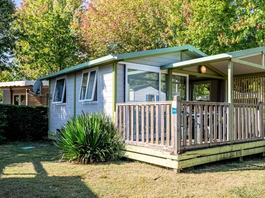 Camping Pas Cher vous présente avec son site Officiel campingpascher.fr, le Camping L'Arbre D'Or classé 4 étoiles, situé sur la commune de Parentis En Born dans le département Landes (Aquitaine) en France. Le camping L'Arbre D'Or, vous présente un hébergement de type chalet de 27 m² pour 1 personne et télévision. Le camping L'Arbre D'Or vous proposeun séjour PAS CHER avec une REMISEdu sam. 04 juillet au sam. 11 juillet 2026, en promotion à -72% pour 7 nuits à 279 € au lieu de 1027,14 € soit une Économie de 748,14 €. Cette location propose 1 dates différentes pour réserver votre séjour. Découvrez également les 22 autres gammes d'hébergements du camping. Les Avis clients pour le Camping L'Arbre D'Or sont excellents avec une note moyenne de 8 sur 10. Piscine couverte, Piscine extérieure, Animations familiales, Club enfants, Aire de jeux enfants, Baby-foot, Canoë-kayak, Centre équestre, Golf, Ping-pong, Plongée, Pétanque, Surf, Terrain de football, Terrain multisports, Bar, Restaurant, Snack/Bar, Épicerie,... En savoir plus : cliquez-ICI.