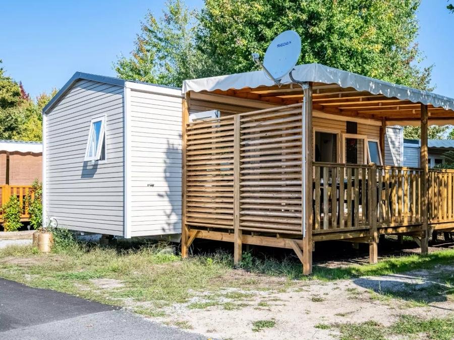 Camping Pas Cher vous présente avec son site Officiel campingpascher.fr, le Camping L'Arbre D'Or classé 4 étoiles, situé sur la commune de Parentis En Born dans le département Landes (Aquitaine) en France. Le camping L'Arbre D'Or, vous présente un hébergement de type mobil-home de 30 m² avec climatisation et télévision. Le camping L'Arbre D'Or vous proposeun séjour PAS CHER avec une REMISEdu sam. 04 juillet au sam. 11 juillet 2026, en promotion à -30% pour 7 nuits à 919 € au lieu de 1312,86 € soit une Économie de 393,86 €. Cette location propose 1 dates différentes pour réserver votre séjour. Découvrez également les 22 autres gammes d'hébergements du camping. Les Avis clients pour le Camping L'Arbre D'Or sont excellents avec une note moyenne de 8 sur 10. Piscine couverte, Piscine extérieure, Animations familiales, Club enfants, Aire de jeux enfants, Baby-foot, Canoë-kayak, Centre équestre, Golf, Ping-pong, Plongée, Pétanque, Surf, Terrain de football, Terrain multisports, Bar, Restaurant, Snack/Bar, Épicerie,... En savoir plus : cliquez-ICI.