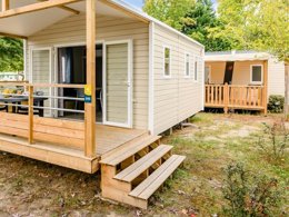 Camping Pas Cher vous présente avec son site Officiel campingpascher.fr, le Camping Maeva Escapades L'Arbre D'Or classé 4 étoiles, situé sur la commune de Parentis En Born dans le département Landes (Aquitaine) en France. Le camping Maeva Escapades L'Arbre D'Or, vous présente un hébergement de type mobil-home de 20 m² avec climatisation et télévision. Le camping Maeva Escapades L'Arbre D'Or vous proposeun séjour PAS CHER avec une REMISEdu sam. 16 mai au sam. 23 mai 2026, en promotion à -30% pour 7 nuits à 239 € au lieu de 341,43 € soit une Économie de 102,43 €. Cette location propose 151 dates différentes pour réserver votre séjour. Découvrez également les 23 autres gammes d'hébergements du camping. Les Avis clients pour le Camping Maeva Escapades L'Arbre D'Or sont excellents avec une note moyenne de 8 sur 10. Piscine couverte, Piscine extérieure, Animations familiales, Club enfants, Aire de jeux enfants, Baby-foot, Canoë-kayak, Centre équestre, Golf, Ping-pong, Plongée, Pétanque, Surf, Terrain de football, Terrain multisports, Bar, Restaurant, Snack/Bar, Épicerie,... En savoir plus : cliquez-ICI.