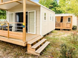 Camping Pas Cher vous présente avec son site Officiel campingpascher.fr, le Camping Maeva Escapades L'Arbre D'Or classé 4 étoiles, situé sur la commune de Parentis En Born dans le département Landes (Aquitaine) en France. Le camping Maeva Escapades L'Arbre D'Or, vous présente un hébergement de type mobil-home de 20 m² pour 1 personne avec climatisation et télévision. Le camping Maeva Escapades L'Arbre D'Or vous proposeun séjour PAS CHER avec une REMISEdu dimanche 17 mai au dimanche 24 mai 2026, en promotion à -30% pour 7 nuits à 239 € au lieu de 341,43 € soit une Économie de 102,43 €. Cette location propose 124 dates différentes pour réserver votre séjour. Découvrez également les 23 autres gammes d'hébergements du camping. Les Avis clients pour le Camping Maeva Escapades L'Arbre D'Or sont excellents avec une note moyenne de 8 sur 10. Piscine couverte, Piscine extérieure, Animations familiales, Club enfants, Aire de jeux enfants, Baby-foot, Canoë-kayak, Centre équestre, Golf, Ping-pong, Plongée, Pétanque, Surf, Terrain de football, Terrain multisports, Bar, Restaurant, Snack/Bar, Épicerie,... En savoir plus : cliquez-ICI.