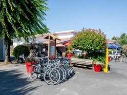 Camping Pas Cher vous présente avec son site Officiel campingpascher.fr, le Camping Maeva Escapades L'Arbre D'Or classé 4 étoiles, situé sur la commune de Parentis En Born dans le département Landes (Aquitaine) en France. Le camping Maeva Escapades L'Arbre D'Or, vous présente un hébergement de type mobil-home de 26 m² pour 1 personne avec climatisation et télévision. Le camping Maeva Escapades L'Arbre D'Or vous proposeun séjour PAS CHER avec une REMISEdu dimanche 17 mai au dimanche 24 mai 2026, en promotion à -30% pour 7 nuits à 220,50 € au lieu de 315,0 € soit une Économie de 94,50 €. Cette location propose 124 dates différentes pour réserver votre séjour. Découvrez également les 23 autres gammes d'hébergements du camping. Les Avis clients pour le Camping Maeva Escapades L'Arbre D'Or sont excellents avec une note moyenne de 8 sur 10. Piscine couverte, Piscine extérieure, Animations familiales, Club enfants, Aire de jeux enfants, Baby-foot, Canoë-kayak, Centre équestre, Golf, Ping-pong, Plongée, Pétanque, Surf, Terrain de football, Terrain multisports, Bar, Restaurant, Snack/Bar, Épicerie,... En savoir plus : cliquez-ICI.