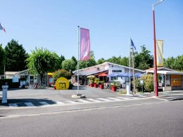 Camping Pas Cher vous présente avec son site Officiel campingpascher.fr, le Camping Maeva Escapades L'Arbre D'Or classé 4 étoiles, situé sur la commune de Parentis En Born dans le département Landes (Aquitaine) en France. Le camping Maeva Escapades L'Arbre D'Or, vous présente un hébergement de type mobil-home de 20 m² pour 1 personne avec climatisation et télévision. Le camping Maeva Escapades L'Arbre D'Or vous proposeun séjour PAS CHER avec une REMISEdu dimanche 17 mai au dimanche 24 mai 2026, en promotion à -30% pour 7 nuits à 239 € au lieu de 341,43 € soit une Économie de 102,43 €. Cette location propose 124 dates différentes pour réserver votre séjour. Découvrez également les 23 autres gammes d'hébergements du camping. Les Avis clients pour le Camping Maeva Escapades L'Arbre D'Or sont excellents avec une note moyenne de 8 sur 10. Piscine couverte, Piscine extérieure, Animations familiales, Club enfants, Aire de jeux enfants, Baby-foot, Canoë-kayak, Centre équestre, Golf, Ping-pong, Plongée, Pétanque, Surf, Terrain de football, Terrain multisports, Bar, Restaurant, Snack/Bar, Épicerie,... En savoir plus : cliquez-ICI.