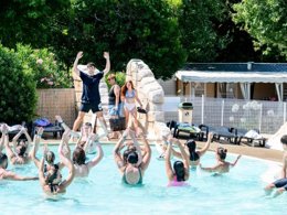 Camping Pas Cher vous présente avec son site Officiel campingpascher.fr, le Camping Maeva Escapades L'Arbre D'Or classé 4 étoiles, situé sur la commune de Parentis En Born dans le département Landes (Aquitaine) en France. Le camping Maeva Escapades L'Arbre D'Or, vous présente un hébergement de type mobil-home de 30 m² pour 1 personne avec climatisation et télévision. Le camping Maeva Escapades L'Arbre D'Or vous proposeun séjour PAS CHER avec une REMISEdu dimanche 17 mai au dimanche 24 mai 2026, en promotion à -30% pour 7 nuits à 240,10 € au lieu de 343,0 € soit une Économie de 102,90 €. Cette location propose 124 dates différentes pour réserver votre séjour. Découvrez également les 23 autres gammes d'hébergements du camping. Les Avis clients pour le Camping Maeva Escapades L'Arbre D'Or sont excellents avec une note moyenne de 8 sur 10. Piscine couverte, Piscine extérieure, Animations familiales, Club enfants, Aire de jeux enfants, Baby-foot, Canoë-kayak, Centre équestre, Golf, Ping-pong, Plongée, Pétanque, Surf, Terrain de football, Terrain multisports, Bar, Restaurant, Snack/Bar, Épicerie,... En savoir plus : cliquez-ICI.