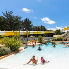 Camping Pas Cher vous présente avec son site Officiel campingpascher.fr, le Établissement De L'Orée, situé sur la commune de Olonne Sur Mer dans le département Vendée (Pays De La Loire) en France. L'établissement De L'Orée vous propose un hébergement de type chalet. L'établissement vous propose 2 autres types d'hébergements. Découvrez tous nos séjours à petits prix dans la commune et aux alentours de Olonne Sur Mer du département : Vendée (Pays De La Loire).... En savoir plus : cliquez-ICI.
