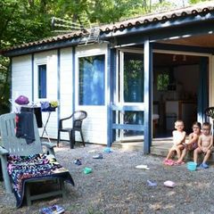 Camping Pas Cher vous présente avec son site Officiel campingpascher.fr, le Camping Les Pins Du Soleil classé 4 étoiles, situé sur la commune de Saint Paul Les Dax dans le département Landes (Aquitaine) en France. Le camping Les Pins Du Soleil vous propose un hébergement de type chalet de 29 m² pour 3 personnes avec climatisation (télévision). L'établissement vous propose 4 autres types d'hébergements. Découvrez tous nos séjours à petits prix dans la commune et aux alentours de Saint Paul Les Dax du département : Landes (Aquitaine). Les Avis clients pour le Camping Les Pins Du Soleil sont excellents avec une note moyenne de 8 sur 10. Piscine chauffée, Piscine extérieure, Animations familiales, Club enfants, Aire de jeux enfants, Baby-foot, Centre équestre, Court de tennis, Golf, Ping-pong, Pétanque, Terrain de football, Bar, Bureau de tabac, Dépôt de pain, Plats à emporter, Restaurant, Snack/Bar, Station-service, Supermarché, Épicerie,... En savoir plus : cliquez-ICI.