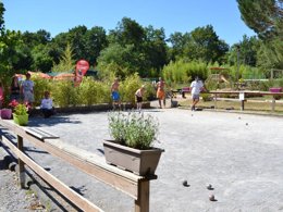 Camping Pas Cher vous présente avec son site Officiel campingpascher.fr, le Camping Les Pins Du Soleil classé 4 étoiles, situé sur la commune de Saint Paul Les Dax dans le département Landes (Aquitaine) en France. Le camping Les Pins Du Soleil vous propose un hébergement de type chalet de 26 m² pour 3 personnes avec climatisation (télévision). L'établissement vous propose 4 autres types d'hébergements. Découvrez tous nos séjours à petits prix dans la commune et aux alentours de Saint Paul Les Dax du département : Landes (Aquitaine). Les Avis clients pour le Camping Les Pins Du Soleil sont excellents avec une note moyenne de 8 sur 10. Piscine chauffée, Piscine extérieure, Animations familiales, Club enfants, Aire de jeux enfants, Baby-foot, Centre équestre, Court de tennis, Golf, Ping-pong, Pétanque, Terrain de football, Bar, Bureau de tabac, Dépôt de pain, Plats à emporter, Restaurant, Snack/Bar, Station-service, Supermarché, Épicerie,... En savoir plus : cliquez-ICI.