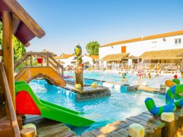 Camping Pas Cher vous présente avec son site Officiel campingpascher.fr, le Établissement Les Embruns D'Oléron, situé sur la commune de Le Château D'oléron dans le département Charente-maritime (Poitou-charentes) en France. L'établissement Les Embruns D'Oléron vous propose un hébergement de type mobil-home de 27 m². L'établissement vous propose 37 autres types d'hébergements. Découvrez tous nos séjours à petits prix dans la commune et aux alentours de Le Château D'oléron du département : Charente-maritime (Poitou-charentes).... En savoir plus : cliquez-ICI.