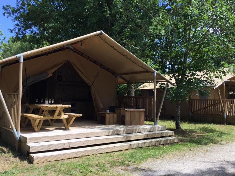 Camping Pas Cher vous présente avec son site Officiel campingpascher.fr, le Camping Les Franquettes classé 4 étoiles, situé sur la commune de Grayan Et L'hopital dans le département Gironde (Aquitaine) en France. Le camping Les Franquettes, vous présente un hébergement de type tente en toile et bois de 25 m². Le camping Les Franquettes vous propose du sam. 22 août au sam. 29 août 2026, en promotion à -25% pour 7 nuits à 464,25 € au lieu de 619,0 € soit une Économie de 154,75 €. Cette location propose 3 dates différentes pour réserver votre séjour. Découvrez également les 21 autres gammes d'hébergements du camping. Les Avis clients pour le Camping Les Franquettes sont excellents avec une note moyenne de 8 sur 10. Piscine chauffée, Piscine extérieure, Animation ados, Animations familiales, Club enfants, Aire de jeux enfants, Baby-foot, Centre équestre, Cyclisme, Golf, Ping-pong, Piscine, Pétanque, Randonnée, Salle de jeux vidéo, Structure gonflable enfants, Surf, Terrain de basketball, Terrain multisports, Bar, Dépôt de pain, Plats à emporter, Snack/Bar, Supermarché, Épicerie,... En savoir plus : cliquez-ICI.
