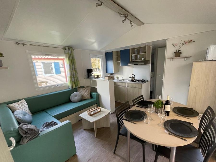 Camping Pas Cher vous présente avec son site Officiel campingpascher.fr, le Camping Les Franquettes classé 4 étoiles, situé sur la commune de Grayan Et L'hopital dans le département Gironde (Aquitaine) en France. Le camping Les Franquettes, vous présente un hébergement de type mobil-home de 30 m² pour 6 personnes. Le camping Les Franquettes vous proposeun séjour PAS CHER avec une REMISEdu sam. 06 juin au sam. 13 juin 2026, en promotion à -50% pour 7 nuits à 204,50 € au lieu de 409,0 € soit une Économie de 204,50 €. Cette location propose 9 dates différentes pour réserver votre séjour. Découvrez également les 21 autres gammes d'hébergements du camping. Les Avis clients pour le Camping Les Franquettes sont excellents avec une note moyenne de 8 sur 10. Piscine chauffée, Piscine extérieure, Animation ados, Animations familiales, Club enfants, Aire de jeux enfants, Baby-foot, Centre équestre, Cyclisme, Golf, Ping-pong, Piscine, Pétanque, Randonnée, Salle de jeux vidéo, Structure gonflable enfants, Surf, Terrain de basketball, Terrain multisports, Bar, Dépôt de pain, Plats à emporter, Snack/Bar, Supermarché, Épicerie,... En savoir plus : cliquez-ICI.