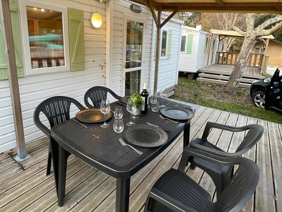 Camping Pas Cher vous présente avec son site Officiel campingpascher.fr, le Camping Les Franquettes classé 4 étoiles, situé sur la commune de Grayan Et L'hopital dans le département Gironde (Aquitaine) en France. Le camping Les Franquettes, vous présente un hébergement de type mobil-home de 28 m². Le camping Les Franquettes vous proposeun séjour PAS CHER avec une REMISEdu sam. 18 juillet au sam. 25 juillet 2026, en promotion à -40% pour 7 nuits à 683,40 € au lieu de 1139,0 € soit une Économie de 455,60 €. Cette location propose 5 dates différentes pour réserver votre séjour. Découvrez également les 21 autres gammes d'hébergements du camping. Les Avis clients pour le Camping Les Franquettes sont excellents avec une note moyenne de 8 sur 10. Piscine chauffée, Piscine extérieure, Animation ados, Animations familiales, Club enfants, Aire de jeux enfants, Baby-foot, Centre équestre, Cyclisme, Golf, Ping-pong, Piscine, Pétanque, Randonnée, Salle de jeux vidéo, Structure gonflable enfants, Surf, Terrain de basketball, Terrain multisports, Bar, Dépôt de pain, Plats à emporter, Snack/Bar, Supermarché, Épicerie,... En savoir plus : cliquez-ICI.
