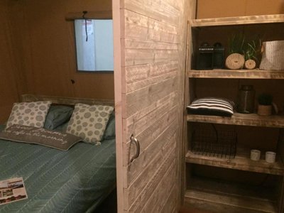 Cliquez pour découvrir toutes les photos de l'HÉBERGEMENT ! tente en toile et bois - Les Franquettes photo 4