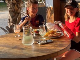 Camping Pas Cher vous présente avec son site Officiel campingpascher.fr, le Camping Les Franquettes classé 4 étoiles, situé sur la commune de Grayan Et L'hopital dans le département Gironde (Aquitaine) en France. Le camping Les Franquettes, vous présente un hébergement de type mobil-home de 16 m² pour 2 personnes. Le camping Les Franquettes vous propose du sam. 06 juin au sam. 13 juin 2026, en promotion à -20% pour 7 nuits à 263,20 € au lieu de 329,0 € soit une Économie de 65,80 €. Cette location propose 14 dates différentes pour réserver votre séjour. Découvrez également les 13 autres gammes d'hébergements du camping. Les Avis clients pour le Camping Les Franquettes sont excellents avec une note moyenne de 8 sur 10. Piscine chauffée, Piscine extérieure, Animation ados, Animations familiales, Club enfants, Aire de jeux enfants, Baby-foot, Centre équestre, Cyclisme, Golf, Ping-pong, Piscine, Pétanque, Randonnée, Salle de jeux vidéo, Structure gonflable enfants, Surf, Terrain de basketball, Terrain multisports, Bar, Dépôt de pain, Plats à emporter, Snack/Bar, Supermarché, Épicerie,... En savoir plus : cliquez-ICI.