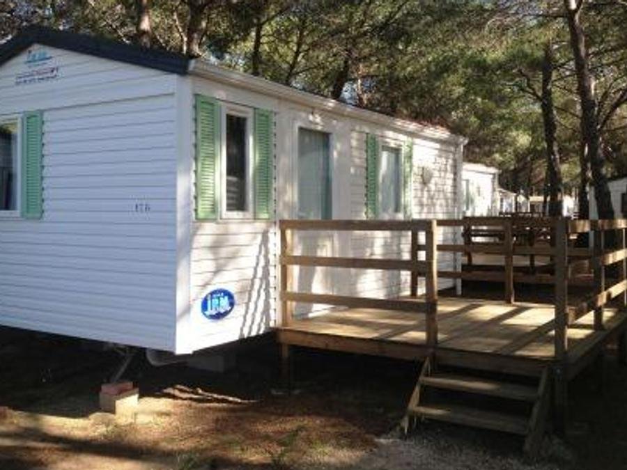 Camping Pas Cher vous présente avec son site Officiel campingpascher.fr, le Camping Le Bellevue classé 4 étoiles, situé sur la commune de Valras-plage dans le département Hérault (Languedoc Roussillon) en France. Le camping Le Bellevue vous propose un hébergement de type mobil-home de 24 m² avec climatisation (télévision). L'établissement vous propose 13 autres types d'hébergements. Découvrez tous nos séjours à petits prix dans la commune et aux alentours de Valras-plage du département : Hérault (Languedoc Roussillon). Les Avis clients pour le Camping Le Bellevue sont excellents avec une note moyenne de 8 sur 10. Parc aquatique, Piscine extérieure, Animations familiales, Club ados, Club enfants, Aire de jeux enfants, Canoë-kayak, Centre équestre, Court de tennis, Cyclisme, Ping-pong, Pétanque, Terrain multisports, Bar, Dépôt de pain, Plats à emporter, Restaurant, Snack/Bar, Supermarché, Épicerie,... En savoir plus : cliquez-ICI.