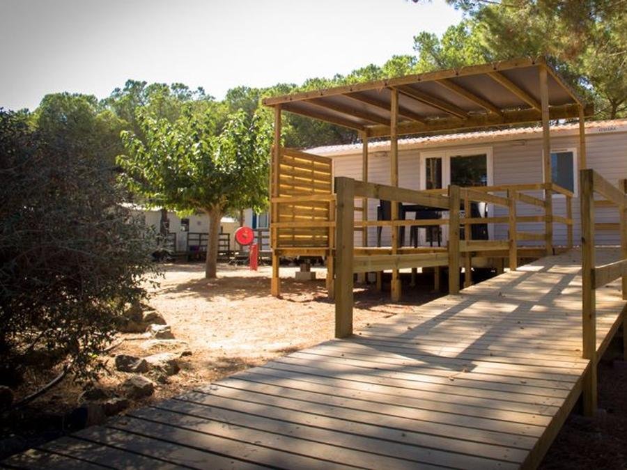 Camping Pas Cher vous présente avec son site Officiel campingpascher.fr, le Camping Le Bellevue classé 4 étoiles, situé sur la commune de Valras-plage dans le département Hérault (Languedoc Roussillon) en France. Le camping Le Bellevue, vous présente un hébergement de type mobil-home de 34 m² pour 4 personnes avec climatisation. Le camping Le Bellevue vous propose du sam. 27 juin au sam. 04 juillet 2026 pour 7 nuits à 965€. Cette location propose 5 dates différentes pour réserver votre séjour. Découvrez également les 13 autres gammes d'hébergements du camping. Les Avis clients pour le Camping Le Bellevue sont excellents avec une note moyenne de 8 sur 10. Parc aquatique, Piscine extérieure, Animations familiales, Club ados, Club enfants, Aire de jeux enfants, Canoë-kayak, Centre équestre, Court de tennis, Cyclisme, Ping-pong, Pétanque, Terrain multisports, Bar, Dépôt de pain, Plats à emporter, Restaurant, Snack/Bar, Supermarché, Épicerie,... En savoir plus : cliquez-ICI.