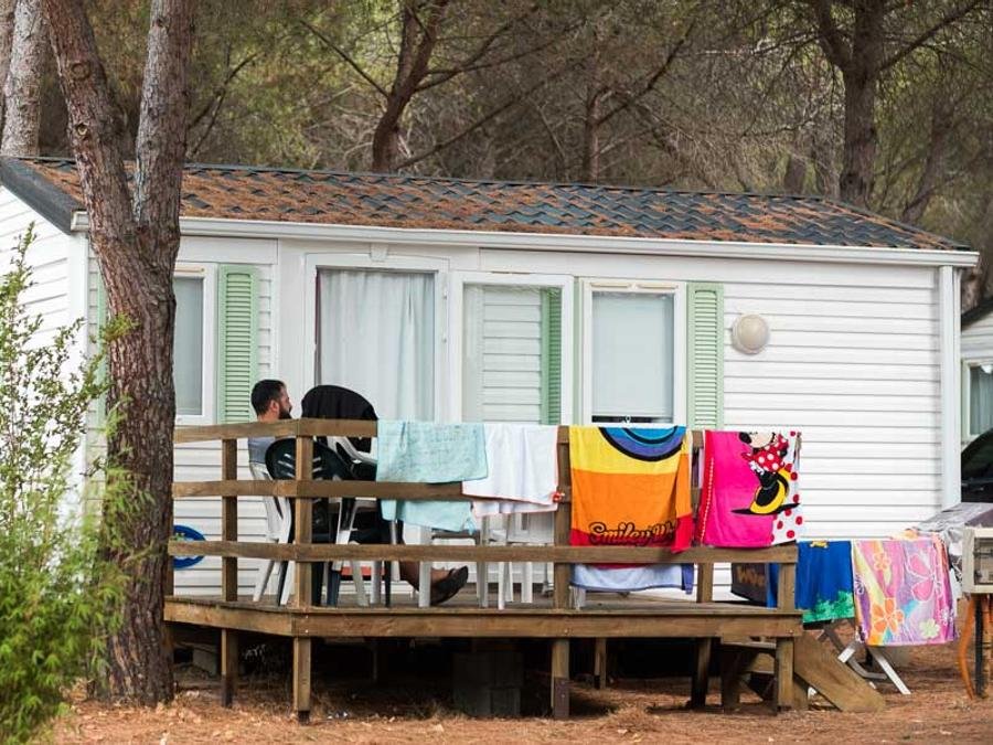 Camping Pas Cher vous présente avec son site Officiel campingpascher.fr, le Camping Le Bellevue classé 4 étoiles, situé sur la commune de Valras-plage dans le département Hérault (Languedoc Roussillon) en France. Le camping Le Bellevue vous propose un hébergement de type mobil-home de 24 m². L'établissement vous propose 13 autres types d'hébergements. Découvrez tous nos séjours à petits prix dans la commune et aux alentours de Valras-plage du département : Hérault (Languedoc Roussillon). Les Avis clients pour le Camping Le Bellevue sont excellents avec une note moyenne de 8 sur 10. Parc aquatique, Piscine extérieure, Animations familiales, Club ados, Club enfants, Aire de jeux enfants, Canoë-kayak, Centre équestre, Court de tennis, Cyclisme, Ping-pong, Pétanque, Terrain multisports, Bar, Dépôt de pain, Plats à emporter, Restaurant, Snack/Bar, Supermarché, Épicerie,... En savoir plus : cliquez-ICI.
