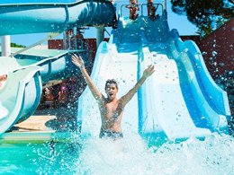 Camping Pas Cher vous présente avec son site Officiel campingpascher.fr, le Camping Le Bellevue classé 4 étoiles, situé sur la commune de Valras-plage dans le département Hérault (Languedoc Roussillon) en France. Le camping Le Bellevue vous propose un hébergement de type mobil-home de 58 m² avec climatisation (télévision). L'établissement vous propose 13 autres types d'hébergements. Découvrez tous nos séjours à petits prix dans la commune et aux alentours de Valras-plage du département : Hérault (Languedoc Roussillon). Les Avis clients pour le Camping Le Bellevue sont excellents avec une note moyenne de 8 sur 10. Parc aquatique, Piscine extérieure, Animations familiales, Club ados, Club enfants, Aire de jeux enfants, Canoë-kayak, Centre équestre, Court de tennis, Cyclisme, Ping-pong, Pétanque, Terrain multisports, Bar, Dépôt de pain, Plats à emporter, Restaurant, Snack/Bar, Supermarché, Épicerie,... En savoir plus : cliquez-ICI.