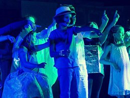 Camping Pas Cher vous présente avec son site Officiel campingpascher.fr, le Camping Le Bellevue classé 4 étoiles, situé sur la commune de Valras-plage dans le département Hérault (Languedoc Roussillon) en France. Le camping Le Bellevue vous propose un hébergement de type mobil-home de 58 m² avec climatisation (télévision). L'établissement vous propose 13 autres types d'hébergements. Découvrez tous nos séjours à petits prix dans la commune et aux alentours de Valras-plage du département : Hérault (Languedoc Roussillon). Les Avis clients pour le Camping Le Bellevue sont excellents avec une note moyenne de 8 sur 10. Parc aquatique, Piscine extérieure, Animations familiales, Club ados, Club enfants, Aire de jeux enfants, Canoë-kayak, Centre équestre, Court de tennis, Cyclisme, Ping-pong, Pétanque, Terrain multisports, Bar, Dépôt de pain, Plats à emporter, Restaurant, Snack/Bar, Supermarché, Épicerie,... En savoir plus : cliquez-ICI.