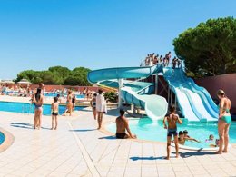 Camping Pas Cher vous présente avec son site Officiel campingpascher.fr, le Camping Le Bellevue classé 4 étoiles, situé sur la commune de Valras-plage dans le département Hérault (Languedoc Roussillon) en France. Le camping Le Bellevue vous propose un hébergement de type bungalow de 33 m² avec climatisation (télévision). L'établissement vous propose 13 autres types d'hébergements. Découvrez tous nos séjours à petits prix dans la commune et aux alentours de Valras-plage du département : Hérault (Languedoc Roussillon). Les Avis clients pour le Camping Le Bellevue sont excellents avec une note moyenne de 8 sur 10. Parc aquatique, Piscine extérieure, Animations familiales, Club ados, Club enfants, Aire de jeux enfants, Canoë-kayak, Centre équestre, Court de tennis, Cyclisme, Ping-pong, Pétanque, Terrain multisports, Bar, Dépôt de pain, Plats à emporter, Restaurant, Snack/Bar, Supermarché, Épicerie,... En savoir plus : cliquez-ICI.