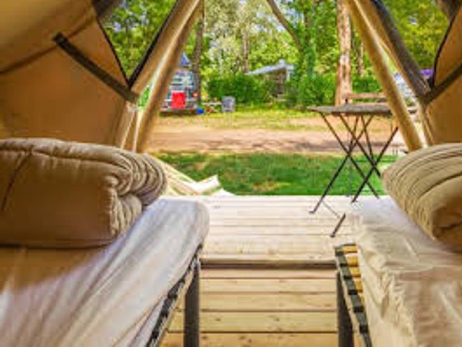 Camping Pas Cher vous présente avec son site Officiel campingpascher.fr, le Camping Flower De La Plage classé 4 étoiles, situé sur la commune de Saint Cirq Lapopie dans le département Lot (Midi Pyrénées) en France. Le camping Flower De La Plage, vous présente un hébergement de type tente de 6 m². Le camping Flower De La Plage vous propose du vendredi 26 juin au vendredi 03 juillet 2026 pour 7 nuits à 238€. Cette location propose 57 dates différentes pour réserver votre séjour. Découvrez également les 13 autres gammes d'hébergements du camping. Les Avis clients pour le Camping Flower De La Plage sont excellents avec une note moyenne de 8 sur 10. Rivière, Animations familiales, Club enfants, Aire de jeux enfants, Canoë-kayak, Centre équestre, Cyclisme, Paddle, Ping-pong, Pédalo, Pétanque, Randonnée, Structure gonflable enfants, Terrain de badminton, Terrain de volley-ball, Bureau de tabac, Pizzeria, Restaurant, Snack/Bar, Station-service, Épicerie,... En savoir plus : cliquez-ICI.
