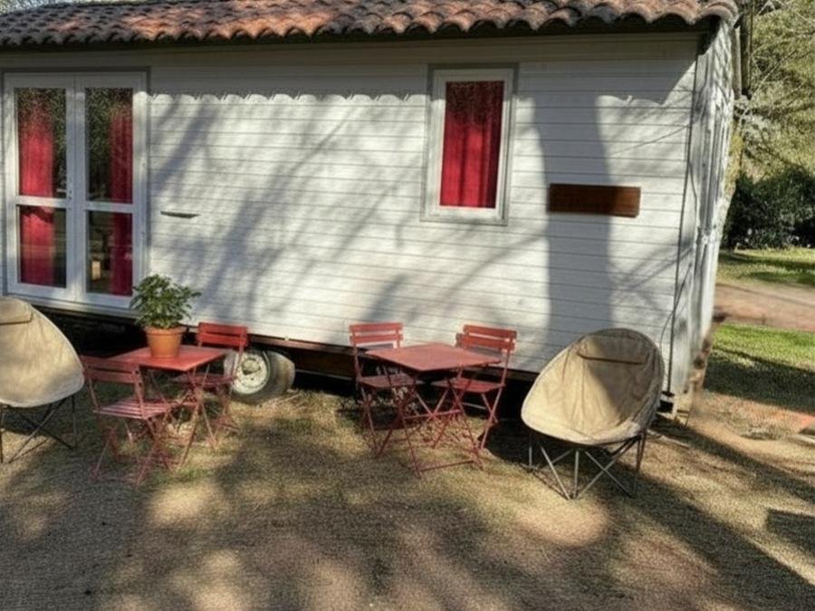 Camping Pas Cher vous présente avec son site Officiel campingpascher.fr, le Camping Flower De La Plage classé 4 étoiles, situé sur la commune de Saint Cirq Lapopie dans le département Lot (Midi Pyrénées) en France. Le camping Flower De La Plage, vous présente un hébergement de type chalet de 27 m² pour 1 personne. Le camping Flower De La Plage vous propose du mardi 23 juin au mardi 30 juin 2026 pour 7 nuits à 252€. Cette location propose 26 dates différentes pour réserver votre séjour. Découvrez également les 13 autres gammes d'hébergements du camping. Les Avis clients pour le Camping Flower De La Plage sont excellents avec une note moyenne de 8 sur 10. Rivière, Animations familiales, Club enfants, Aire de jeux enfants, Canoë-kayak, Centre équestre, Cyclisme, Paddle, Ping-pong, Pédalo, Pétanque, Randonnée, Structure gonflable enfants, Terrain de badminton, Terrain de volley-ball, Bureau de tabac, Pizzeria, Restaurant, Snack/Bar, Station-service, Épicerie,... En savoir plus : cliquez-ICI.