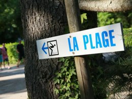 Camping Pas Cher vous présente avec son site Officiel campingpascher.fr, le Camping Flower De La Plage classé 4 étoiles, situé sur la commune de Saint Cirq Lapopie dans le département Lot (Midi Pyrénées) en France. Le camping Flower De La Plage vous propose un hébergement de type mobil-home de 23 m² (télévision). L'établissement vous propose 16 autres types d'hébergements. Découvrez tous nos séjours à petits prix dans la commune et aux alentours de Saint Cirq Lapopie du département : Lot (Midi Pyrénées). Les Avis clients pour le Camping Flower De La Plage sont excellents avec une note moyenne de 8 sur 10. Rivière, Animations familiales, Club enfants, Aire de jeux enfants, Canoë-kayak, Centre équestre, Cyclisme, Paddle, Ping-pong, Pédalo, Pétanque, Randonnée, Structure gonflable enfants, Terrain de badminton, Terrain de volley-ball, Bureau de tabac, Pizzeria, Restaurant, Snack/Bar, Station-service, Épicerie,... En savoir plus : cliquez-ICI.