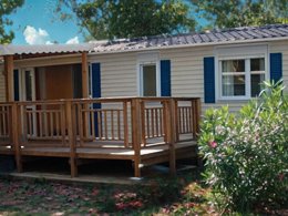 Camping Pas Cher vous présente avec son site Officiel campingpascher.fr, le Camping Flower De La Plage classé 4 étoiles, situé sur la commune de Saint Cirq Lapopie dans le département Lot (Midi Pyrénées) en France. Le camping Flower De La Plage vous propose un hébergement de type mobil-home de 23 m² (télévision). L'établissement vous propose 16 autres types d'hébergements. Découvrez tous nos séjours à petits prix dans la commune et aux alentours de Saint Cirq Lapopie du département : Lot (Midi Pyrénées). Les Avis clients pour le Camping Flower De La Plage sont excellents avec une note moyenne de 8 sur 10. Rivière, Animations familiales, Club enfants, Aire de jeux enfants, Canoë-kayak, Centre équestre, Cyclisme, Paddle, Ping-pong, Pédalo, Pétanque, Randonnée, Structure gonflable enfants, Terrain de badminton, Terrain de volley-ball, Bureau de tabac, Pizzeria, Restaurant, Snack/Bar, Station-service, Épicerie,... En savoir plus : cliquez-ICI.