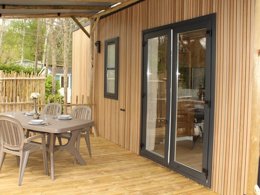 Camping Pas Cher vous présente avec son site Officiel campingpascher.fr, le Camping Flower De La Plage classé 4 étoiles, situé sur la commune de Saint Cirq Lapopie dans le département Lot (Midi Pyrénées) en France. Le camping Flower De La Plage vous propose un hébergement de type mobil-home de 40 m² pour 2 personnes avec climatisation (télévision). L'établissement vous propose 16 autres types d'hébergements. Découvrez tous nos séjours à petits prix dans la commune et aux alentours de Saint Cirq Lapopie du département : Lot (Midi Pyrénées). Les Avis clients pour le Camping Flower De La Plage sont excellents avec une note moyenne de 8 sur 10. Rivière, Animations familiales, Club enfants, Aire de jeux enfants, Canoë-kayak, Centre équestre, Cyclisme, Paddle, Ping-pong, Pédalo, Pétanque, Randonnée, Structure gonflable enfants, Terrain de badminton, Terrain de volley-ball, Bureau de tabac, Pizzeria, Restaurant, Snack/Bar, Station-service, Épicerie,... En savoir plus : cliquez-ICI.