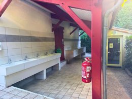 Camping Pas Cher vous présente avec son site Officiel campingpascher.fr, le Camping Flower De La Plage classé 4 étoiles, situé sur la commune de Saint Cirq Lapopie dans le département Lot (Midi Pyrénées) en France. Le camping Flower De La Plage, vous présente un hébergement de type tente de 16 m². Le camping Flower De La Plage vous propose du sam. 11 avril au sam. 18 avril 2026 pour 7 nuits à 252€. Cette location propose 140 dates différentes pour réserver votre séjour. Découvrez également les 16 autres gammes d'hébergements du camping. Les Avis clients pour le Camping Flower De La Plage sont excellents avec une note moyenne de 8 sur 10. Rivière, Animations familiales, Club enfants, Aire de jeux enfants, Canoë-kayak, Centre équestre, Cyclisme, Paddle, Ping-pong, Pédalo, Pétanque, Randonnée, Structure gonflable enfants, Terrain de badminton, Terrain de volley-ball, Bureau de tabac, Pizzeria, Restaurant, Snack/Bar, Station-service, Épicerie,... En savoir plus : cliquez-ICI.