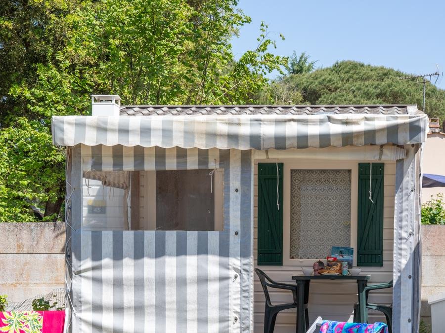 Camping Pas Cher vous présente avec son site Officiel campingpascher.fr, le Camping Maeva Club Les Dinosaures classé 4 étoiles, situé sur la commune de Talmont Saint Hilaire dans le département Vendée (Pays De La Loire) en France. Le camping Maeva Club Les Dinosaures, vous présente un hébergement de type mobil-home de 15 m² et télévision. Le camping Maeva Club Les Dinosaures vous propose du dimanche 21 juin au dimanche 28 juin 2026, en promotion à -15% pour 7 nuits à 290,70 € au lieu de 342,0 € soit une Économie de 51,30 €. Cette location propose 49 dates différentes pour réserver votre séjour. Découvrez également les 33 autres gammes d'hébergements du camping. Les Avis clients pour le Camping Maeva Club Les Dinosaures sont excellents avec une note moyenne de 8 sur 10. LacMer, Parc aquatique, Piscine couverte, Piscine extérieure, Animations familiales, Club ados, Club enfants, Aire de jeux enfants, Baby-foot, Canoë-kayak, Centre équestre, Cyclisme, Flipper, Jet-ski, Paddle, Ping-pong, Pétanque, Salle de fitness, Salle de jeux vidéo, Terrain multisports, Bar, Dépôt de pain, Restaurant, Snack/Bar, Supermarché, Épicerie,... En savoir plus : cliquez-ICI.