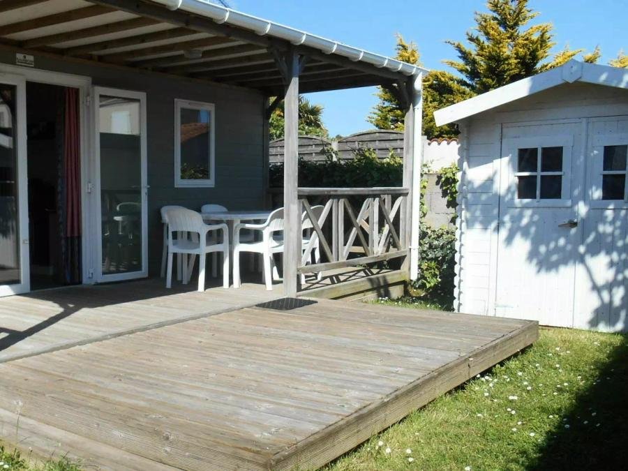 Camping Pas Cher vous présente avec son site Officiel campingpascher.fr, le Camping Maeva Club Les Dinosaures classé 4 étoiles, situé sur la commune de Talmont Saint Hilaire dans le département Vendée (Pays De La Loire) en France. Le camping Maeva Club Les Dinosaures vous propose un hébergement de type mobil-home de 27 m² pour 4 personnes (télévision). L'établissement vous propose 32 autres types d'hébergements. Découvrez tous nos séjours à petits prix dans la commune et aux alentours de Talmont Saint Hilaire du département : Vendée (Pays De La Loire). Les Avis clients pour le Camping Maeva Club Les Dinosaures sont excellents avec une note moyenne de 8 sur 10. LacMer, Parc aquatique, Piscine couverte, Piscine extérieure, Animations familiales, Club ados, Club enfants, Aire de jeux enfants, Baby-foot, Canoë-kayak, Centre équestre, Cyclisme, Flipper, Jet-ski, Paddle, Ping-pong, Pétanque, Salle de fitness, Salle de jeux vidéo, Terrain multisports, Bar, Dépôt de pain, Restaurant, Snack/Bar, Supermarché, Épicerie,... En savoir plus : cliquez-ICI.